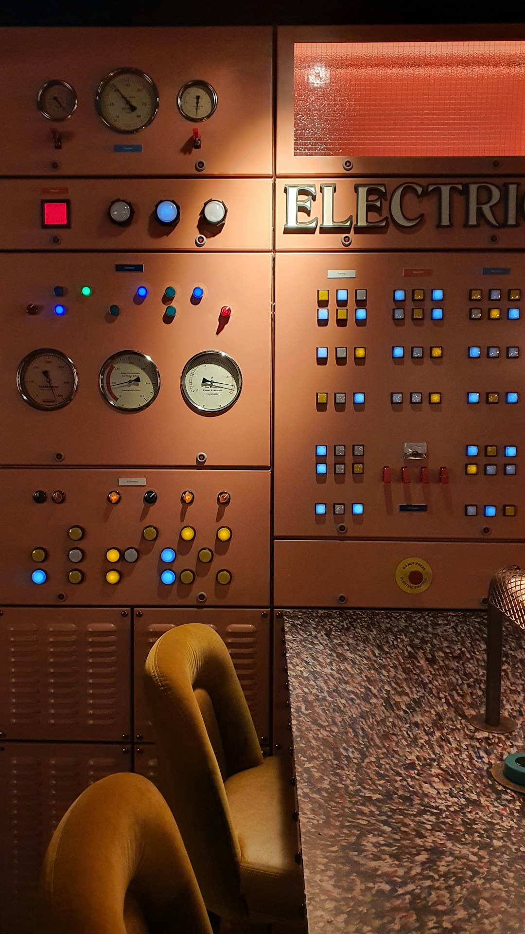 gold-and-silver-audio-mixer-ez1bjwy08aw